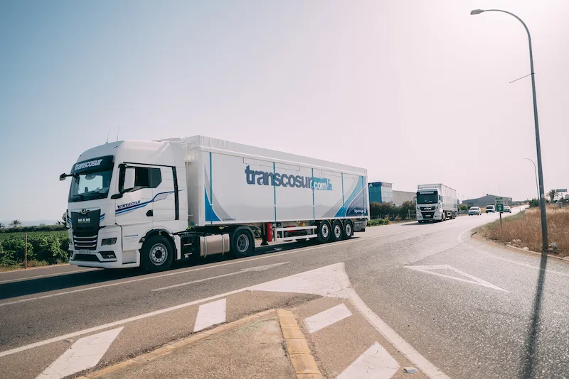 Camión de Transcosur con semirremolque de piso móvil circulando por una carretera